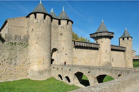 Старинная крепость Каркассон, Франция. Экскурсия в Испании